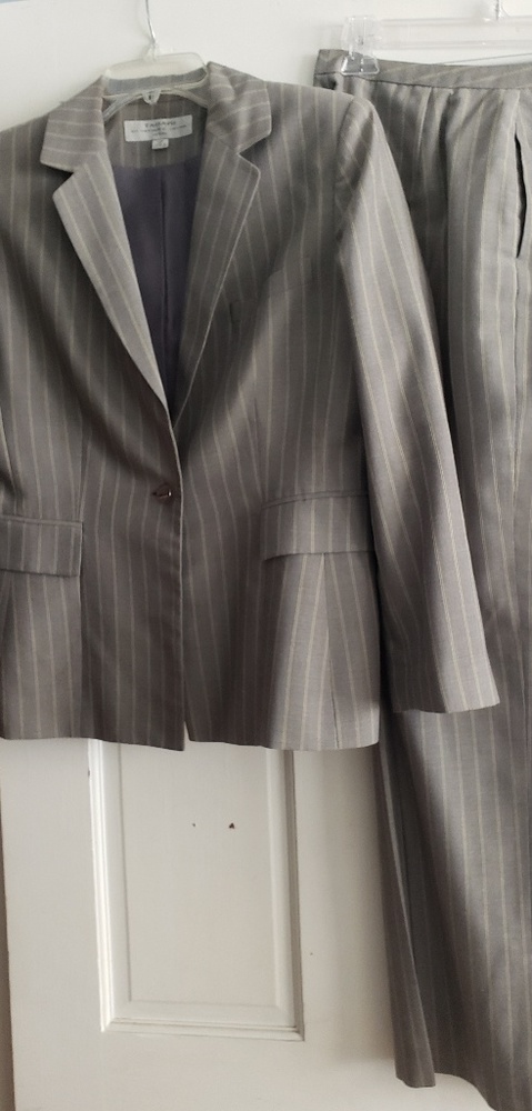 Pants suit